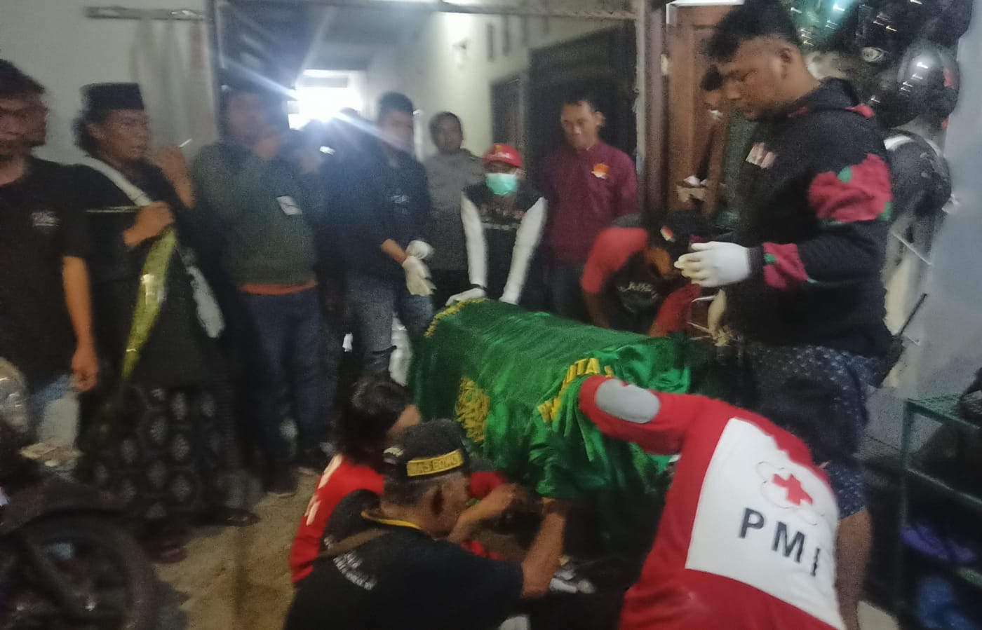 Jenazah mahasiswi Udinus yang diduga bunuh diri dievakuasi dari kamar kos.