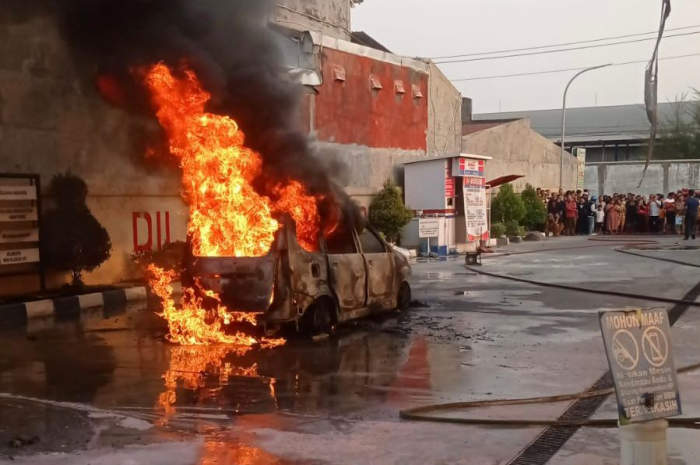Petugas Damkar saat berusaha memadamkan api pada mobil yang terbakar di SPBU Caruban Kamis (12/10) sore.