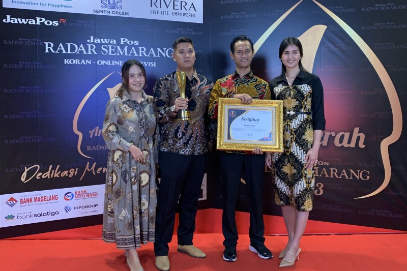 INSPIRATIF : Budi Turmoko, CEO PT Moko Garment Indonesia saat menerima Anugerah Jawa Pos Radar Semarang 2023 kategori Pengusaha Muda Inspiratif di Hotel Quest Simpanglima Semarang Jumat (22/9). (RSID)