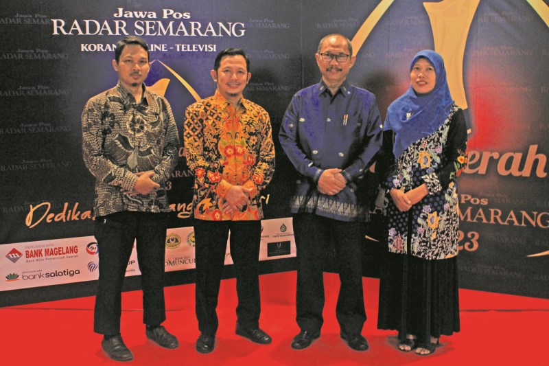 PENUH INOVASI : Rombongan SMP IT PAPB Semarang saat hadir dalam Malam Apresiasi Anugerah Jawa Pos Radar Semarang 2023 di Hotel Quest Simpanglima Semarang Jumat (22/9) malam. (ROFIK SYARIF GP/JAWA POS