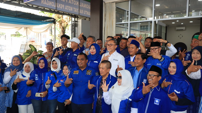KOMPAK &ndash; Kader PAN Kota Pekalongan saat berfoto bersama dengan Ketua Umum DPP PAN Zulhas.