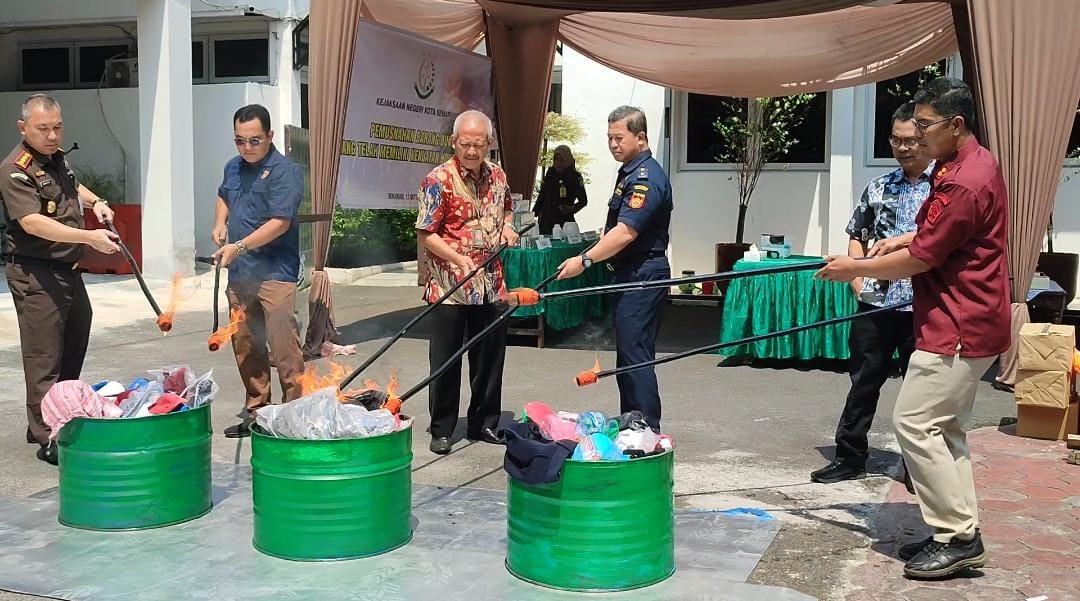 Kejari Kota Semarang bersama stakeholder memusnahkan ribuan barang bukti mulai dari narkotika hingga rokok, Kamis (12/10).