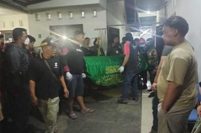 Polisi mengevaluasi jenazah mahasiswa Udinus yang diduga bunuh diri.