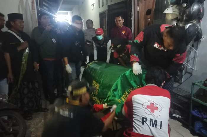 Polisi mengevaluasi jenazah mahasiswa Udinus yang diduga bunuh diri.