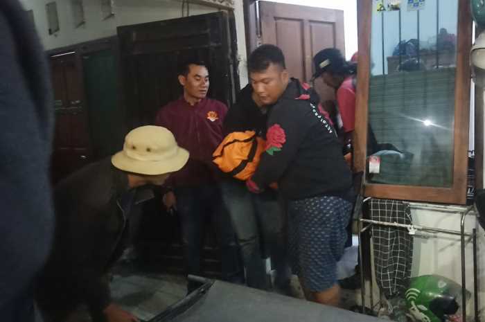Polisi mengevakuasi jenazah mahasiswa Udinus yang diduga bunuh diri.