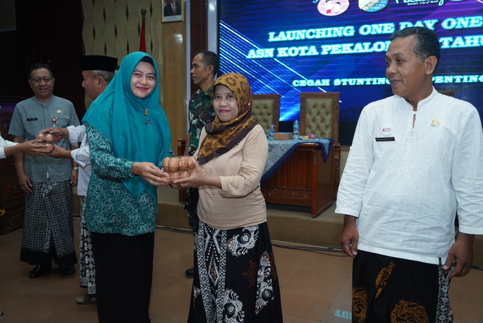 SIMBOLIS - Penyerahan telur secara simbolis kepada perwakilan kelurahan dalam program One Day One Egg, Jumat (13/10).