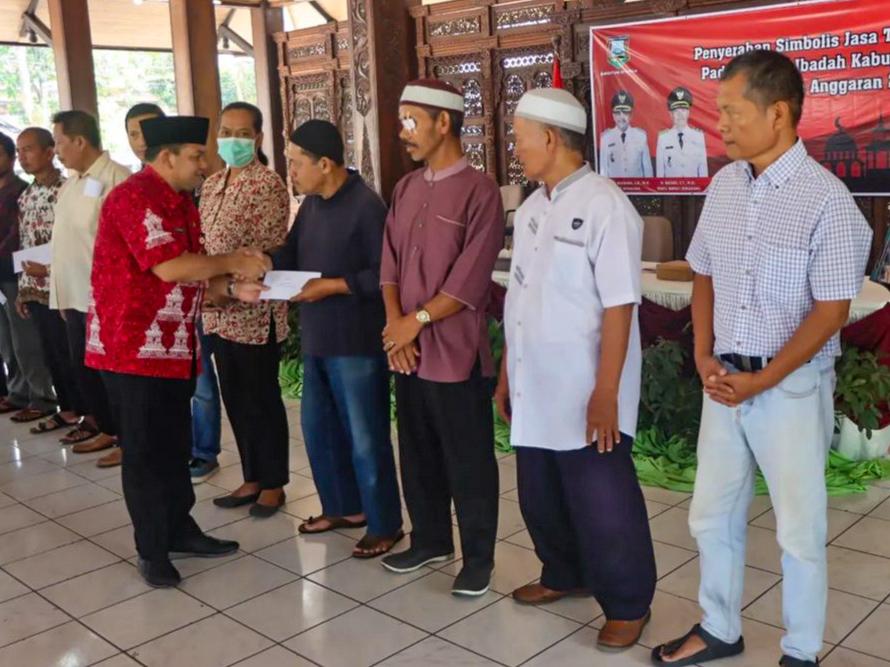 Bupati Semarang menyerahkan secara sinbolis kepada perwakilan penerima honorarium