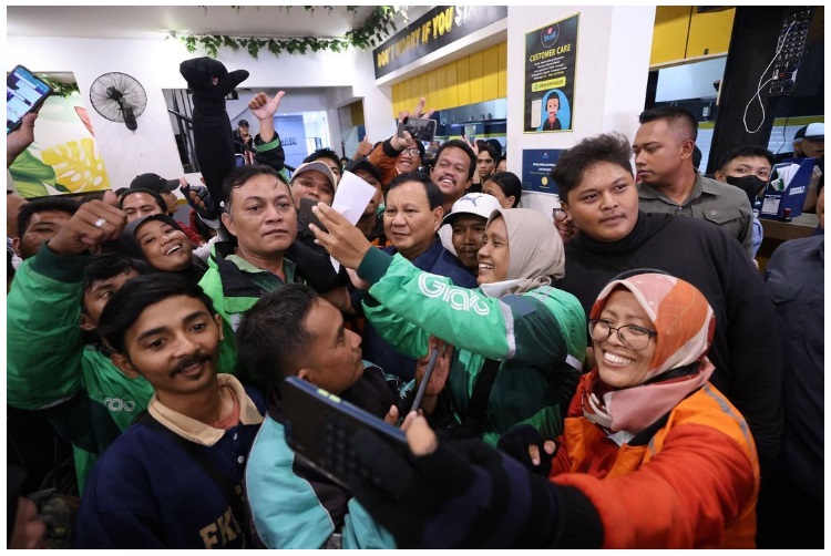 Kedekatan Prabowo dengan emak &ndash; emak, anak muda hingga kalangan akar rumput diyakini membawa berkah elektoral bagi Prabowo jelang Pilpres 2024. (Ist)