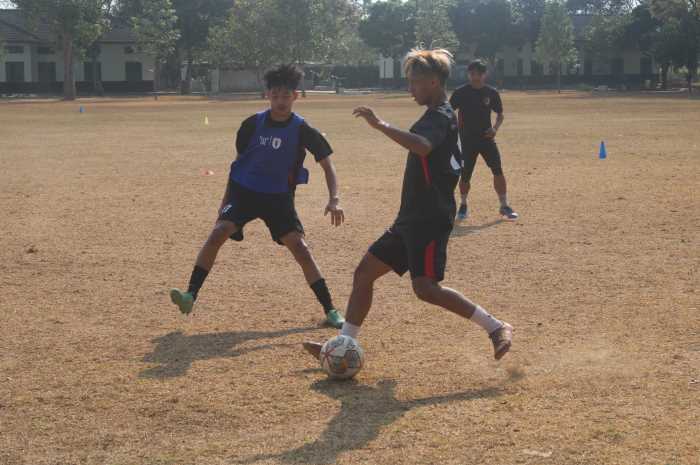 Para pemain PPSM Magelang terus fokus menjalani latihan dalam mengarungi Liga 3 Jateng 2023, Jumat (13/10) di Lapangan Demon.