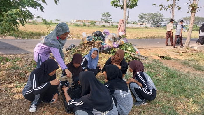 BERSIHKAN &ndash; Warga, Pelajar hingga anggota TNI kompak bersihkan sampah di wilayah Sokoduwet Pekalongan Selatan, Jumat (13/10).