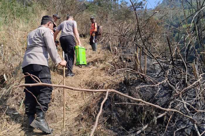 Kapolsek Bandungan, Babhinkamtibmas Desa Kenteng, anggota Koramil Bandungan, Relawan, Damkar Kabupaten Semarang saat melalukan pendinginan di lahan kebakaran lereng Gunung Ungaran