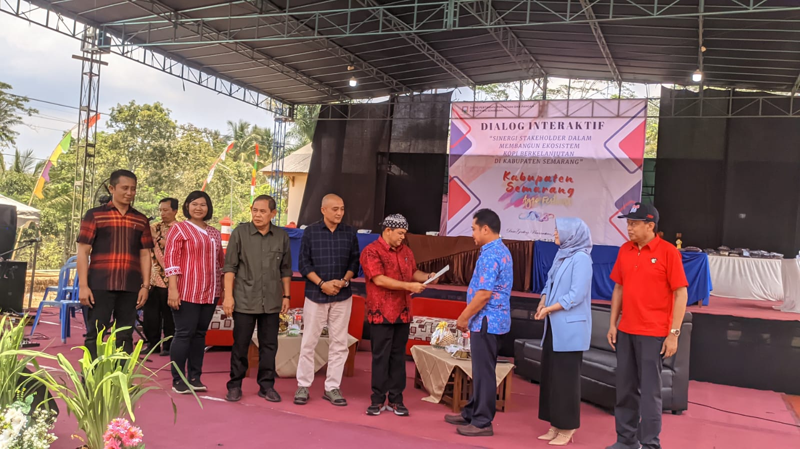 Bupati Semarang menerima sertifikat indikasi geografis kopi robusta Gunung Kelir dari Kantor Perwakilan Kemenkumham Jawa Tengah