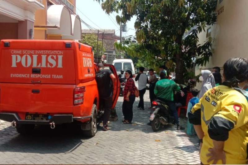 Warga Bangetayu digegerkan dengan ditemukannya mayat di dalam rumah dengan kondisi sudah membusuk, Sabtu (14/10). Jenazah tersebut berinisial BS (65). (Ist)
