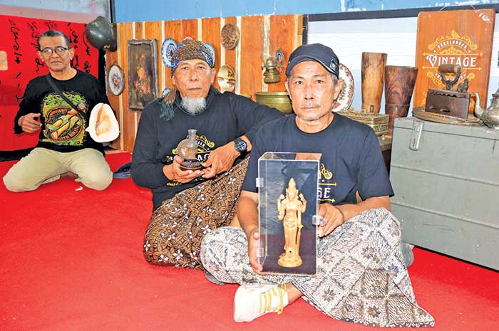 Para pengurus Pekalongan Vintage Community menunjukkan beberapa koleksi andalannya.