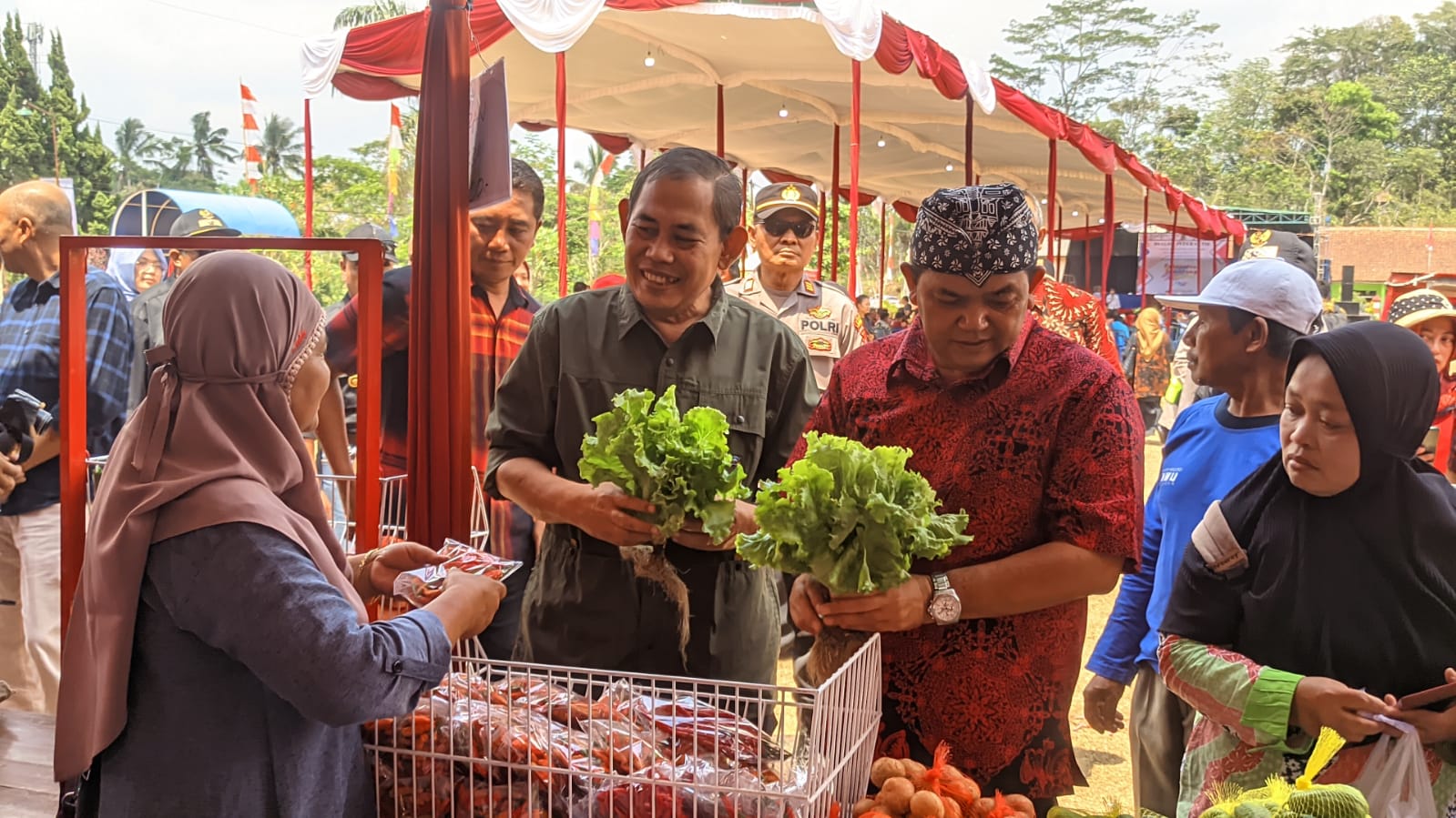 Bupati Semarang dan Kepala Dinas Pertanian dan Perkebunan Jawa Tengah tengah meninjau stand produk sayuran