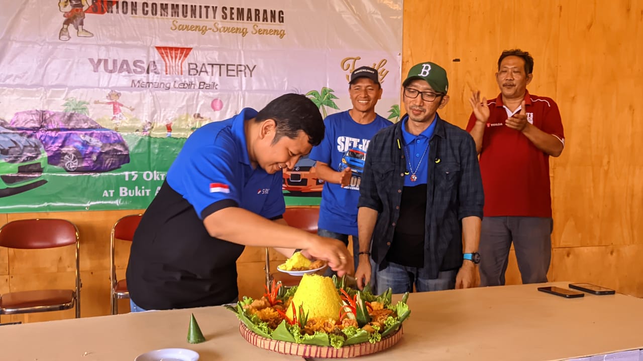 Pemotongan tumpeng yang dilakukan Ketua Chapter Sirionity Semarang