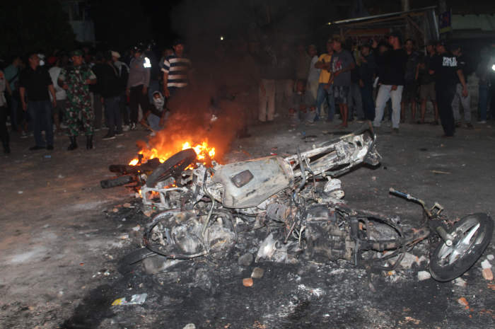 Motor-motor tampak dibakar pada kerusuhan di Muntilan, Kabupaten Magelang,  Minggu (15/10) sore.