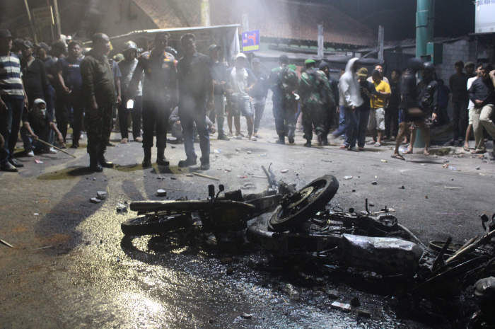 Bangkai motor yang habis dibakar massa pada kerusuhan yang terjadi di Muntilan, Kabupaten Magelang sore hingga malam ini, Minggu (15/10).