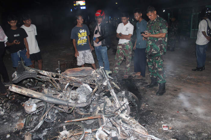 Motor-motor tampak dibakar pada kerusuhan di Muntilan, Kabupaten Magelang,  Minggu (15/10) sore.
