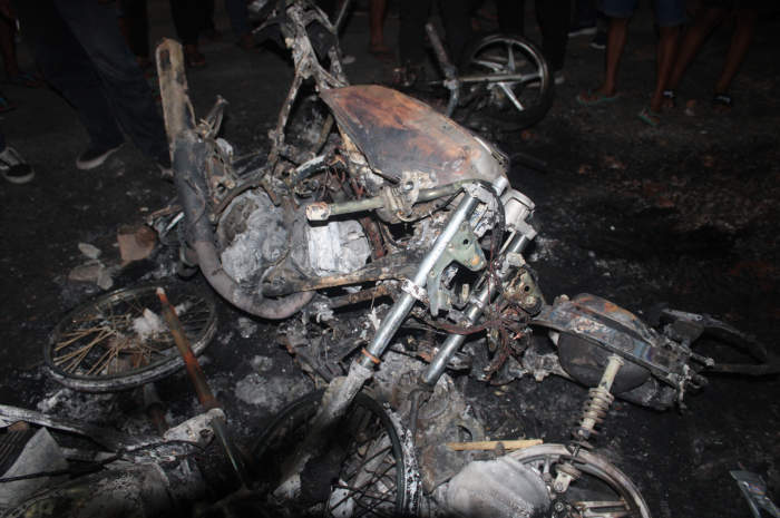 Motor-motor tampak dibakar pada kerusuhan di Muntilan, Kabupaten Magelang, Minggu (15/10) sore.