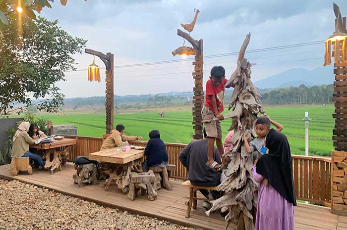 Angkringan Cendol Wulu, Mijen yang menawarkan pemandangan indah dan bisa menjadi tempat asyik nongkrong.