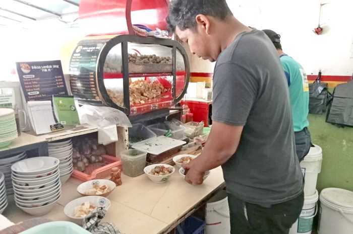 Bakso uleg Pak Di tidak pernah sepi pembeli.