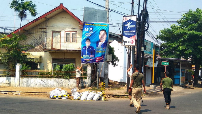BONGKAR - Satpol P3KP Kota Pekalongan saat menertibkan reklame bacaleg yang diduga melanggar perda setempat.