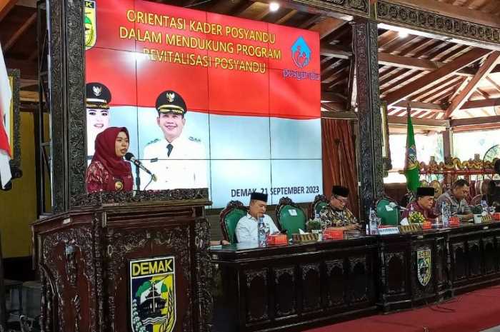 Bupati Demak dr Hj Eistianah bersama Wabup KH Ali Makhsun, Ketua DPRD Demak Fahrudin Bisri Slamet dan membuka orientasi kader posyandu dalam rangka mendukung program revitalisasi posyandu di Pendopo