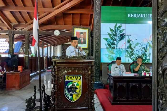Wakil Bupati KH Ali Makhsun mengisi orientasi kader posyandu yang digelar Dinpermades P2KB di Pendopo Kabupaten Demak.