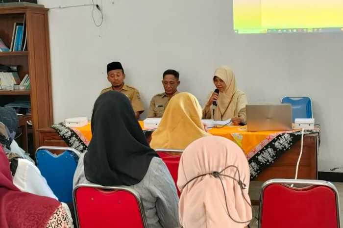 Para narasumber menyampaikan paparan dalam acara Kampung KB di Kecamatan Sayung.