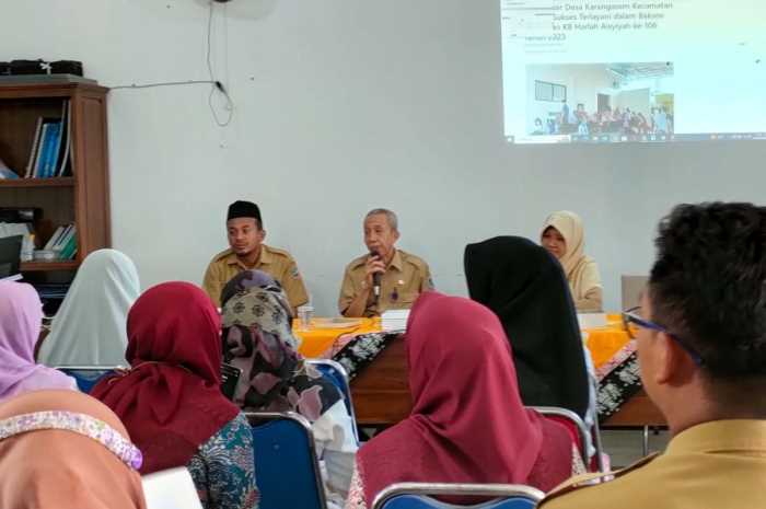 Sub Koordinator Advokasi, KIE dan Penggerakan Bidang P2PP Dinpermades, Drs Ahlam Kamal, MM menyampaikan materi dalam acara Kampung KB di Kecamatan Sayung.