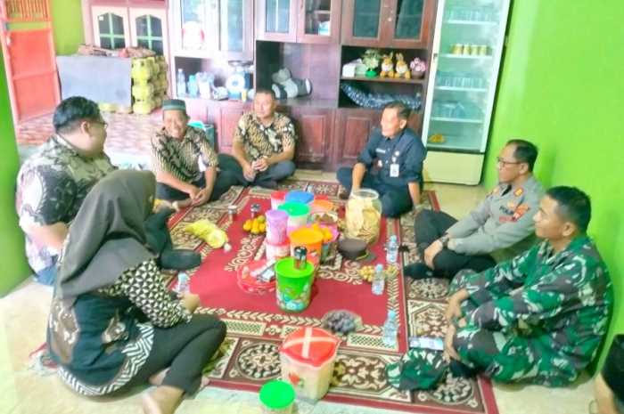 Camat Mranggen Wiwin Edi Widodo Bersama Forkopimcam Mranggen gelar giat sambang ke rumah para calon kades menjelang pilkades serentak gelombang kedua.