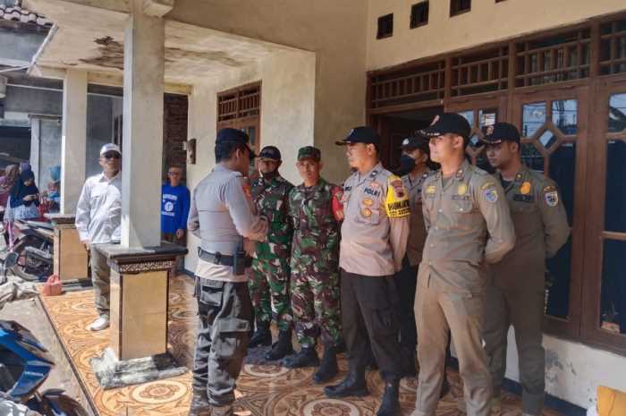 Aparat keamanan dari Koramil dan Polsek Mranggen mengamankan jalannya kampanye pilkades di Desa Bandungrejo, Kecamatan Mranggen.