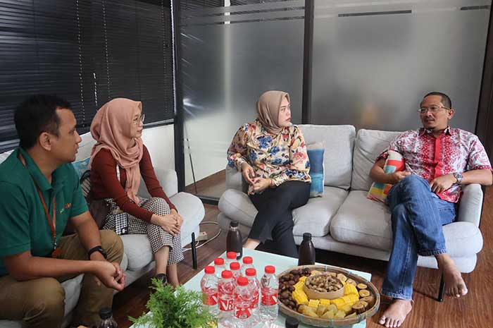 Senior Manager of Communication & CSR PT Semen Gresik, Dharma Sunyata (kanan), beserta CEO Rumah BUMN Rembang, Yeni Indah Lestari (2 dari kanan), berdiskusi dengan perwakilan Koordinator Rumah BUMN