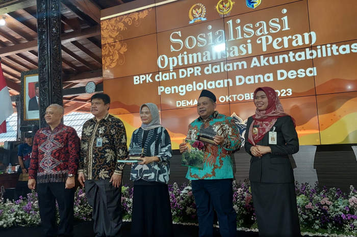 Wakil Ketua Komisi XI DPR RI Fraksi PKB Fathan Subchi bersama Ketua BPK RI Isma Yatun dan Bupati Demak dr Eisti