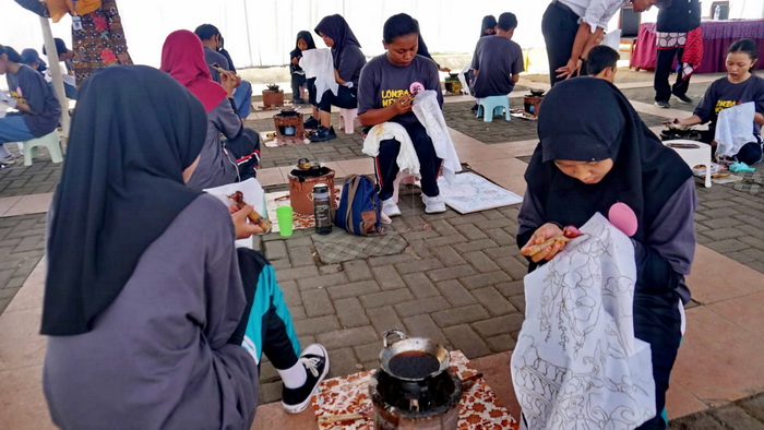 MEMBATIK &ndash; Pelajar Kota Pekalongan saat mengikuti lomba membatik pada beberapa waktu kemarin.