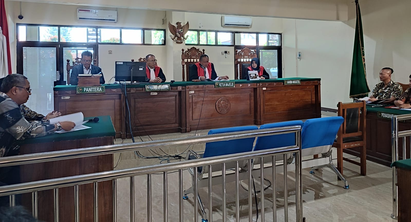 Sidang pembacaan gugatan terhadap mantan anggota DPR RI di Pengadilan Negeri Semarang, Senin (16/10).