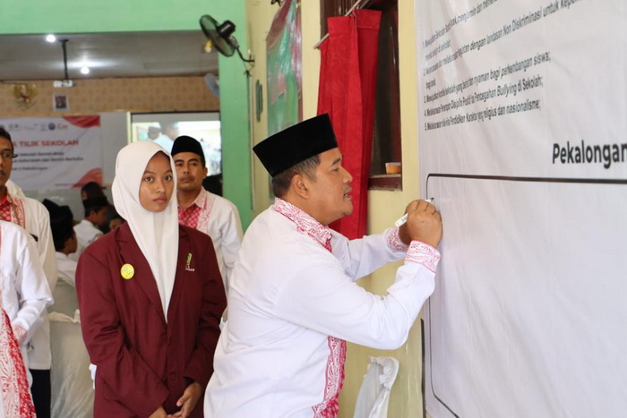DEKLARASI &ndash; Kemenag Kota Pekalongan saat deklarasi sekolah Ramah anak di salah satu madrasah di wilyah setempat beberapa waktu kemarin.
