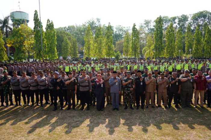 Bupati Demak dr Hj Eistianah foto bersama dengan Forkopimda dalam acara gelar pasukan pengamanan pilkades di halaman Setda Pemkab Demak.&nbsp;