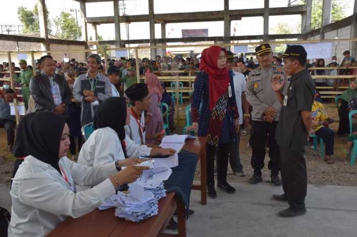 Bupati Demak dr Hj Eistianah SE saat meninjau pelaksanaan pilkades serentak gelombang kedua.