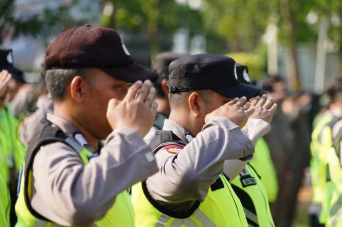 Aparat kepolisian Polres Demak mengikuti apel bersama dalam pengamanan pilkades di halaman Setda Pemkab Demak.