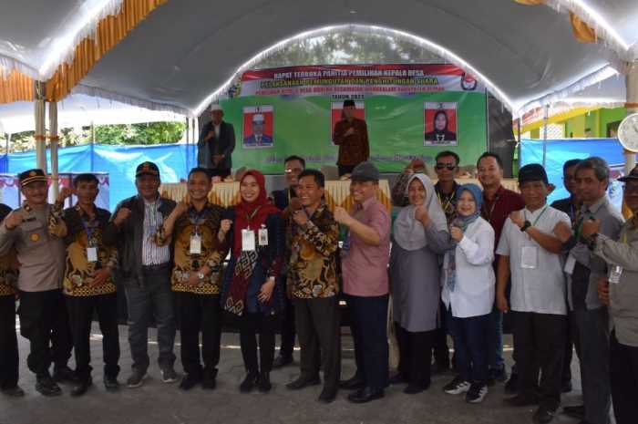 Bupati Demak dr Hj Eistianah didampingi Kepala Dinpermades P2KB Taufik Rifai dan Forkopimda foto bersama di sela meninjau pelaksanaan pilkades di desa.