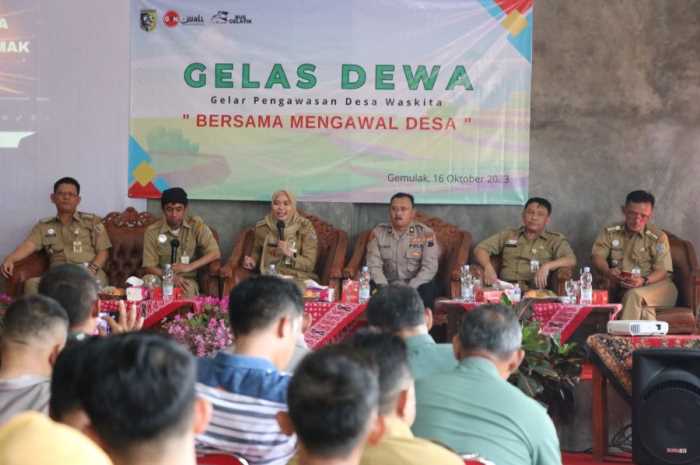 Bupati Demak dr Eistianah bersama Kepala Dinpermades P2KB Taufik Rifai dan Inspektur Kurniawan Arifendi dalam acara desa waskita di Sayung.