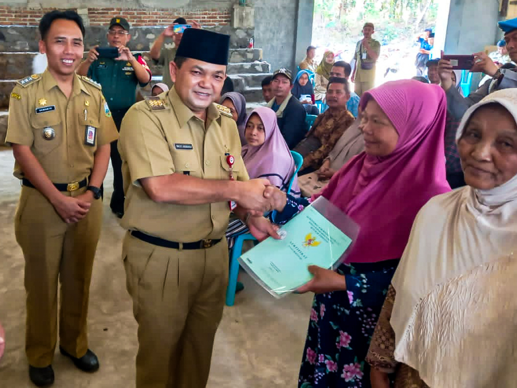 Bupati Semarang menyerahkan langsung sertifikat PTSL kepada warga Desa Butuh