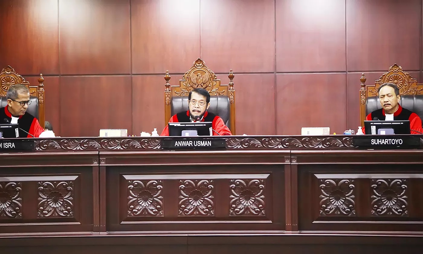 Majelis Hakim Konstitusi memimpin sidang di Gedung MK Jalan Medan Merdeka Barat, Gambir, Jakarta Pusat, Senin (15/10/2023). Ketua majelis Anwar Usman (tengah), Saldi Isra (kiri) dan Suhartoyo (kanan)