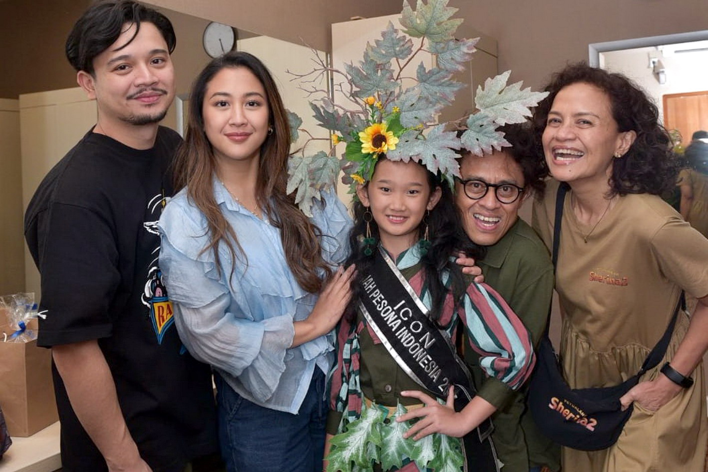 Model belia Karisma Saktika Bestari Semesta bertemu para bintang film Pertualangan Sherina 2 saat acara Pemutaran Film Perdana dan Meet & Greet di Semarang.