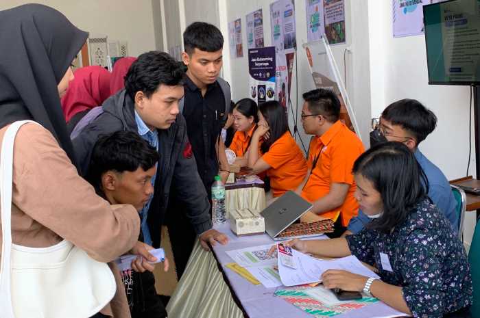 Para pencaker rela berdesakan dan mengantre mendaftar lowongan kerja dalam Job Fair di SMK NU 01 Kendal Selasa (17/10).
