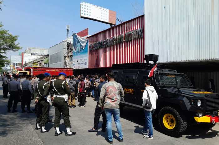 Petugas Kepolisian berjaga saat eksekusi ruko Jurnatan Semarang Rabu (18/10/2023).