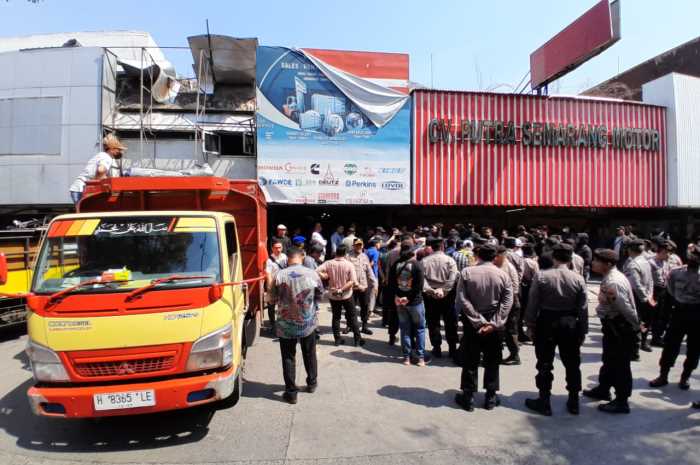 Petugas mengeksekusi&nbsp;salah satu ruko di bekas stasiun Jurnatan Rabu (18/10/2023).