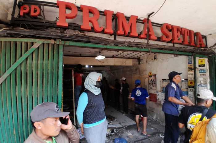 Pemilik ruko hanya bisa pasrah sambil mengemasi barang dagangan mereka.